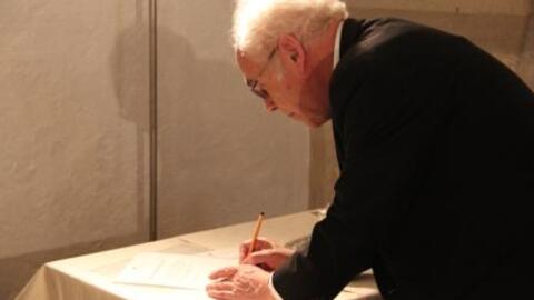 Weihbischof Grünwald unterzeichnet die Urkunde über die Schenkung an das Diözesanmuseum St. Afra.