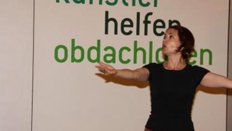 Karla Andrä bei ihrem Vortrag von Gedichten von Bert Brecht.