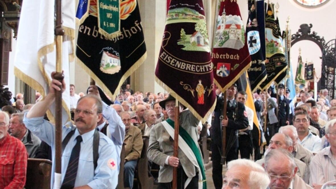 fast-2-000-maenner-pilgern-zum-schrein-des-hl-ulrich523778