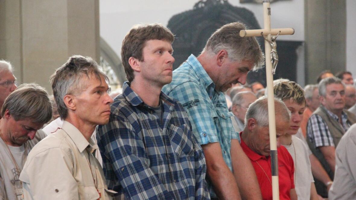 fast-2-000-maenner-pilgern-zum-schrein-des-hl-ulrich523784