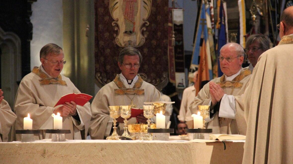 fast-2-000-maenner-pilgern-zum-schrein-des-hl-ulrich523787