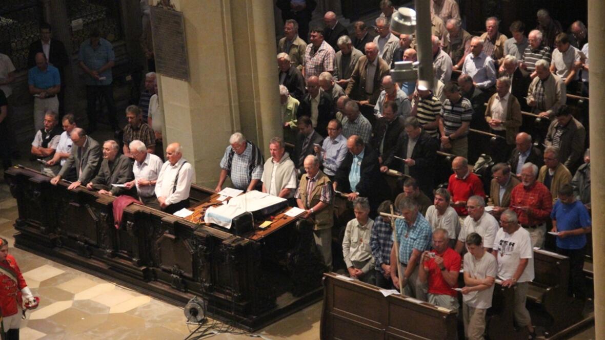 fast-2-000-maenner-pilgern-zum-schrein-des-hl-ulrich523790