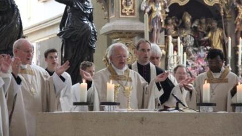 Bischof Dr. Joachim Reinelt (Mitt) aus Dresden feierte die Heilige Messe mit seinem Augsburger Mitbruder Bischof Dr. Konrad Zdarsa (links).