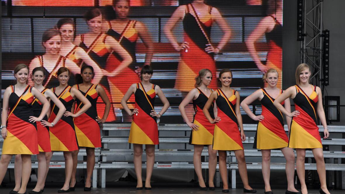 Passend zur Frauenfußball-Weltmeisterschaft präsentierten Models ein extra angefertigtes Deutschlandkleid, das aus in Deutschland hergestelltem Leinen gefertigt ist.