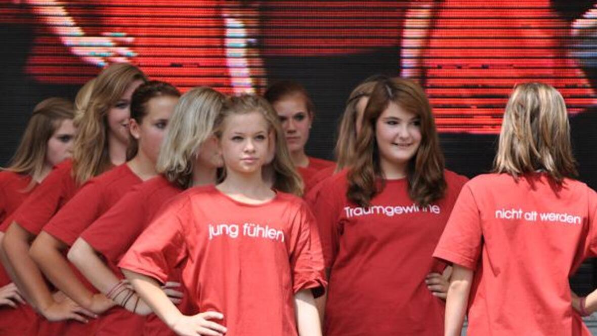 Mädchen der Sportvereine DJK Göggingen und TSV Firnhaberau stellten mit Provo-Shirts die zwei Seiten der Textilproduktion eindrucksvoll dar.