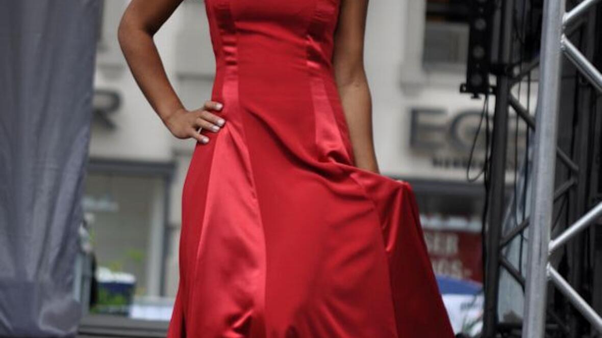 24 Models aus Augsburger Schulen zeigten Accessoires, Freizeit- und Sportbekleidung bis hin zur festlichen Abendgarderobe.