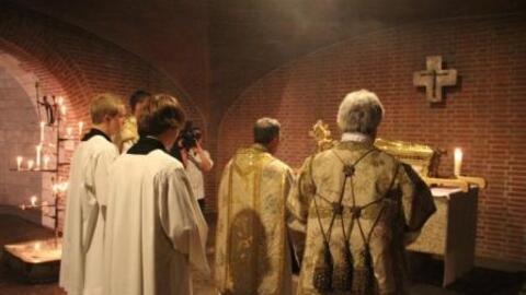 Nach der Messfeier wurde der Schrein des Heiligen Ulrich in die Krypta der Basilika reponiert, wobei der Bistumspatron um seine Fürsprache bei Gott gebeten wurde.