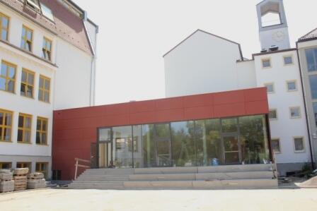 Außenansicht der neu gebauten Mensa des Maria-Ward-Gymnasiums an der Frauentorstraße.