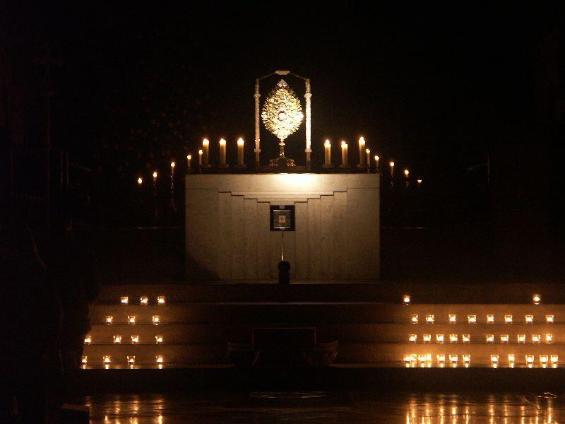 Das von Kerzen angeleuchtete Allerheiligste auf dem Altar des Augsburger Doms während eines Nightfever-Abends