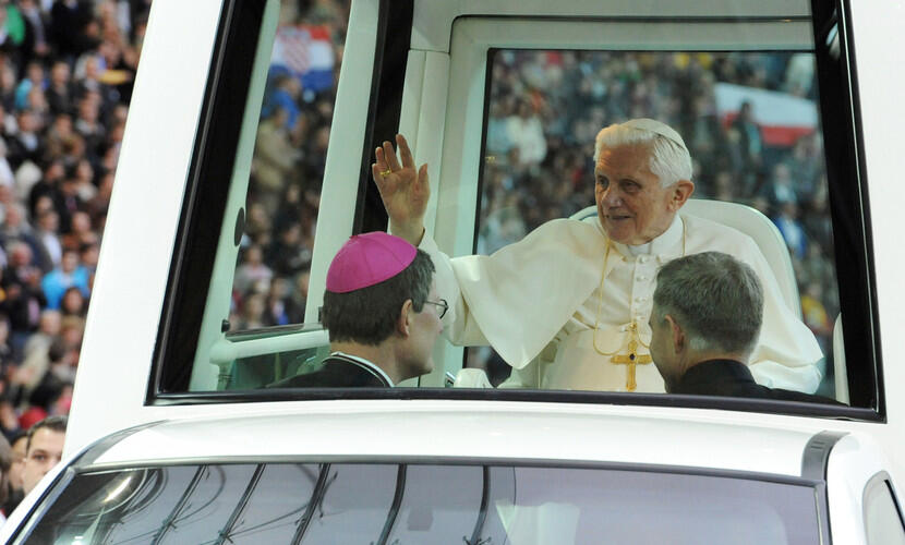 Heilige Messe mit Papst Benedikt XVI. am 22. September 2011 im Olympiastadion in Berlin. Papst Benedikt XVI. fährt mit dem Papamobil in das Olympiastadion.
