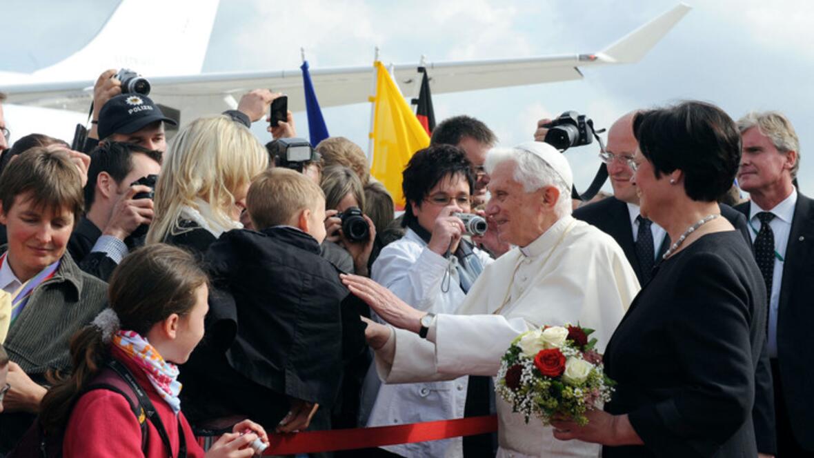 Ankunft von Papst Benedikt XVI. am 23. September 2011 auf dem Flughafen in Erfurt. Rechts: Ministerpräsidentin Christine Lieberknecht.