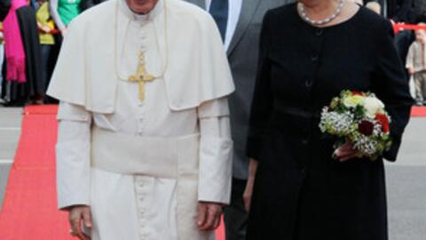 Ankunft von Papst Benedikt XVI. am 23. September 2011 auf dem Flughafen in Erfurt. Rechts: Ministerpräsidentin Christine Lieberknecht.