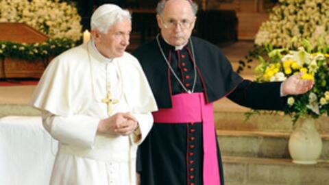 Papst Benedikt XVI. hat im Dom Sankt Marien in Stille gebetet. Rechts: Joachim Wanke, Bischof von Erfurt.
