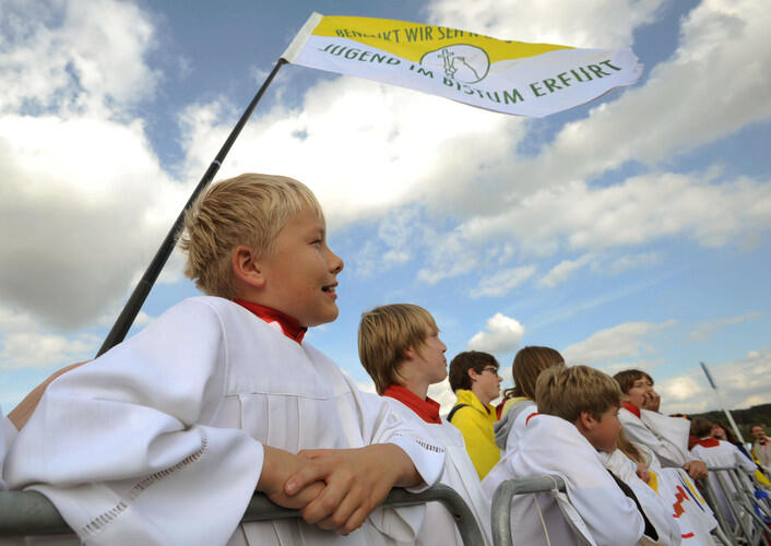 Marianische Vesper mit Papst Benedikt XVI. am 23. September 2011 bei der Wallfahrtskapelle von Etzelsbach. Pilger warten auf den Heiligen Vater in Etzelsbach.