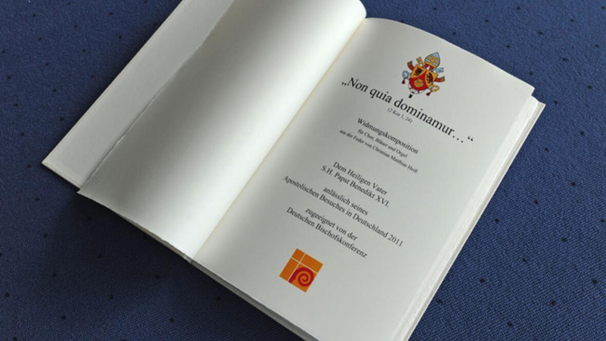 bischoefe-schenken-papst-eine-komposition574325