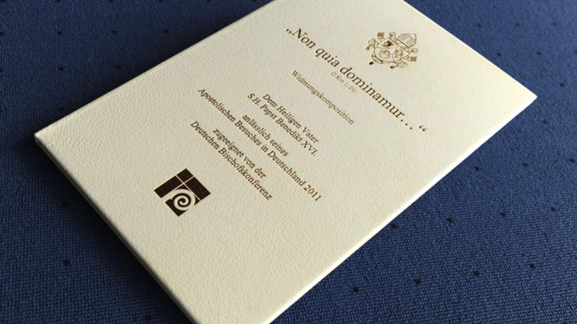 bischoefe-schenken-papst-eine-komposition574328