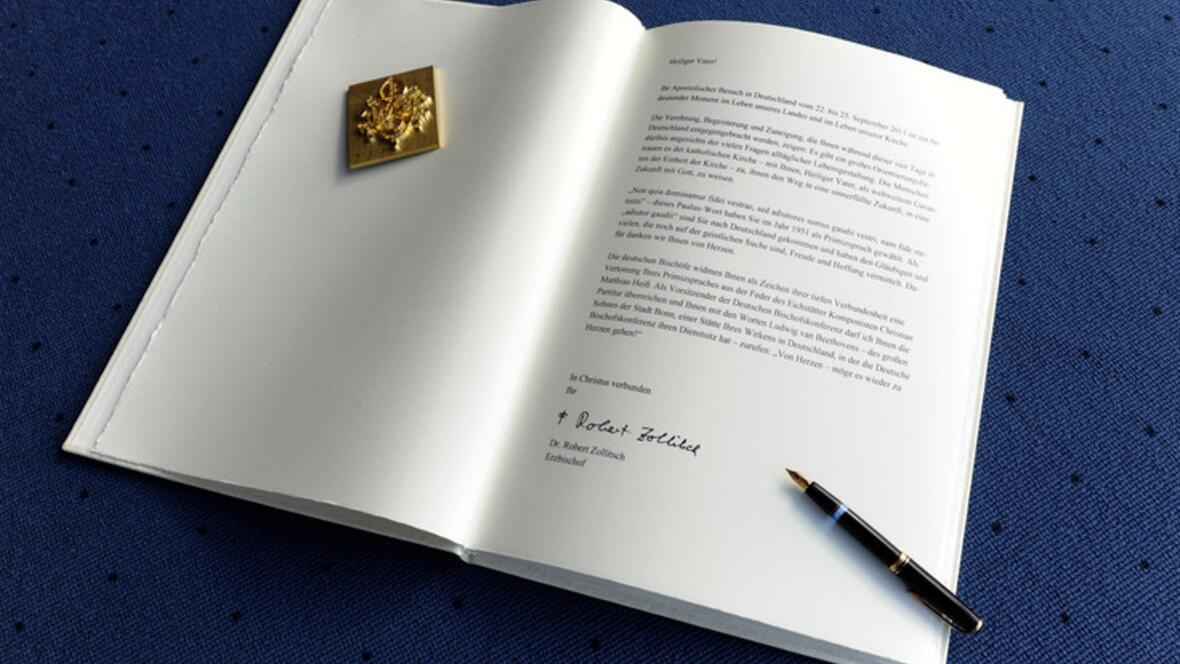 bischoefe-schenken-papst-eine-komposition574331