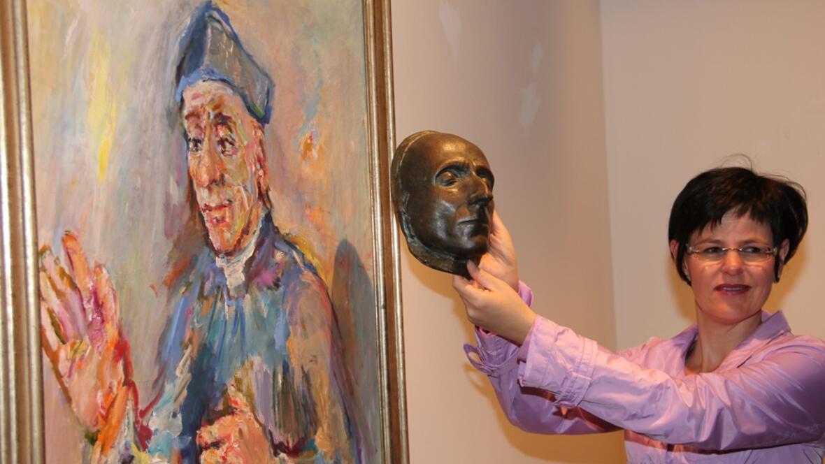 Melanie Thierbach, die Leiterin des Diözesanmuseums, zeigt die Totenmaske von Vinzenz Pallotti, die der Münchner Künstler Max Faller etwa 100 Jahre nach dessen Tod angefertigt hatte und Oskar Kokoschka als Vorlage für das Gemälde diente.