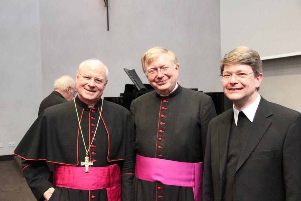 Bischof Dr. Konrad Zdarsa übergab den Stab von Domdekan Dr. Dietmar Bernt (Mitte) an Pfarrer Dr. Michael Kreuzer (rechts). 
