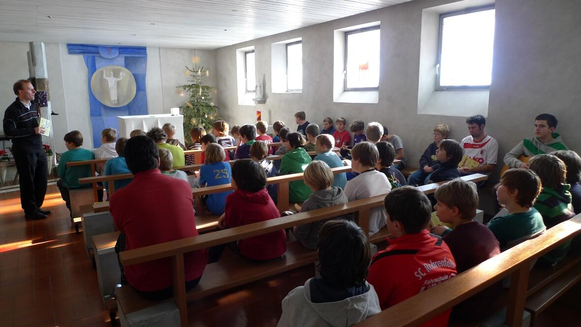 Pfarrer Bernhard Waltner bei einem Gebet in der Jugendhauskapelle.