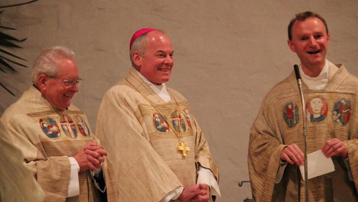 v.l. Pfarrer Josef Fickler, Weihbischof Dr. Dr. Anton Losinger und Pfarrer Bernhard Waltner während des Festgottesdienstes in Seifriedsberg.