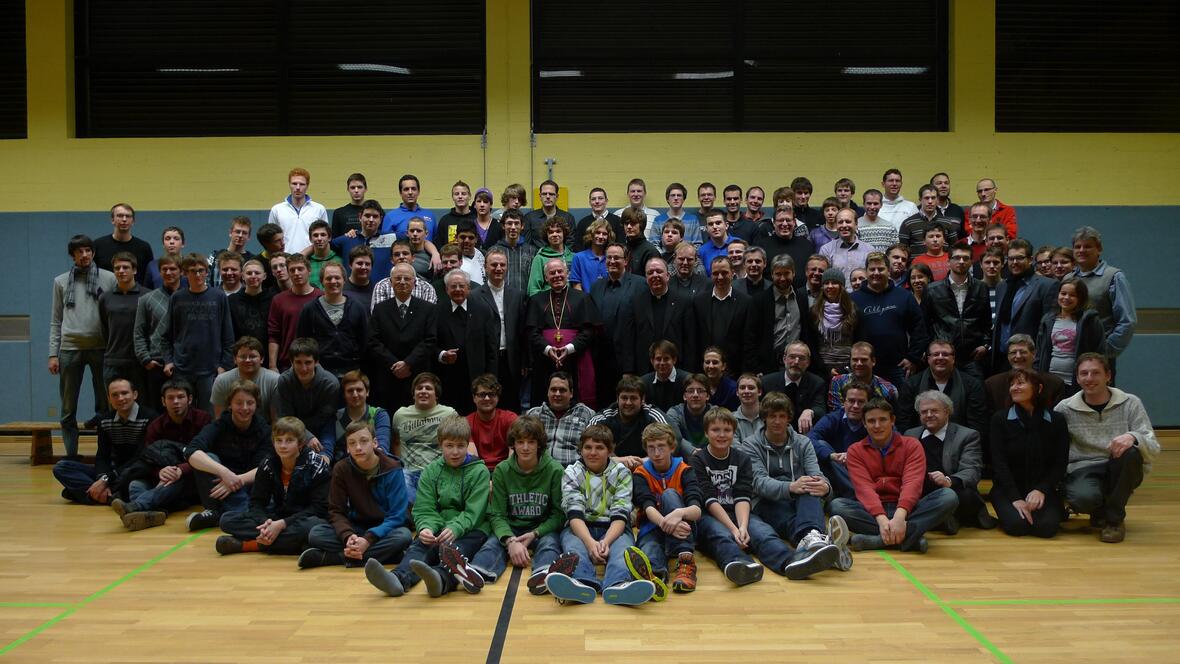 Ein Gruppenbild mit allen Besuchern des Festabends.