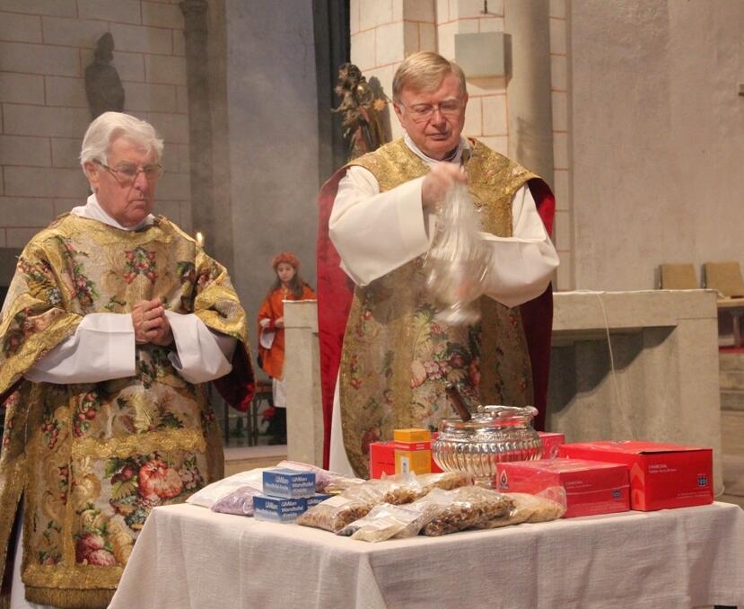 Domdekan Dr. Dietmar Bernt segnete Wasser, Salz, Kreide und Weihrauch. 