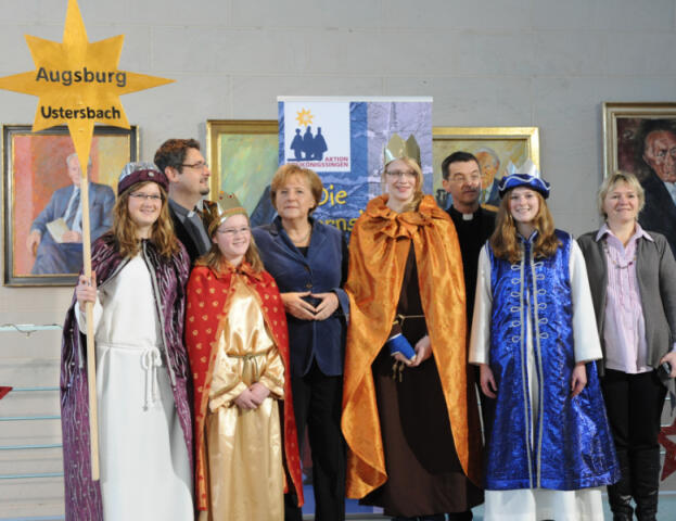 Zum Gruppenfoto mit Kanzlerin Angela Merkel stellten sich die Ustersbacher Sternsinger gemeinsam mit Prälat Dr. Klaus Krämer, Präsident des Kindermissionswerks „Die Sternsinger“, und Pfr. Simon Rapp, Bundespräses des Bundes der Deutschen Katholischen Jugend (BDKJ), auf. Foto: Ralf Adloff / Kindermissionswerk