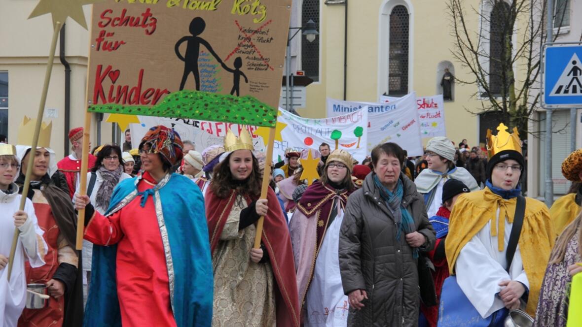 Über 800 Sternsinger zogen mit Transparenten und Lärm durch Günzburg.