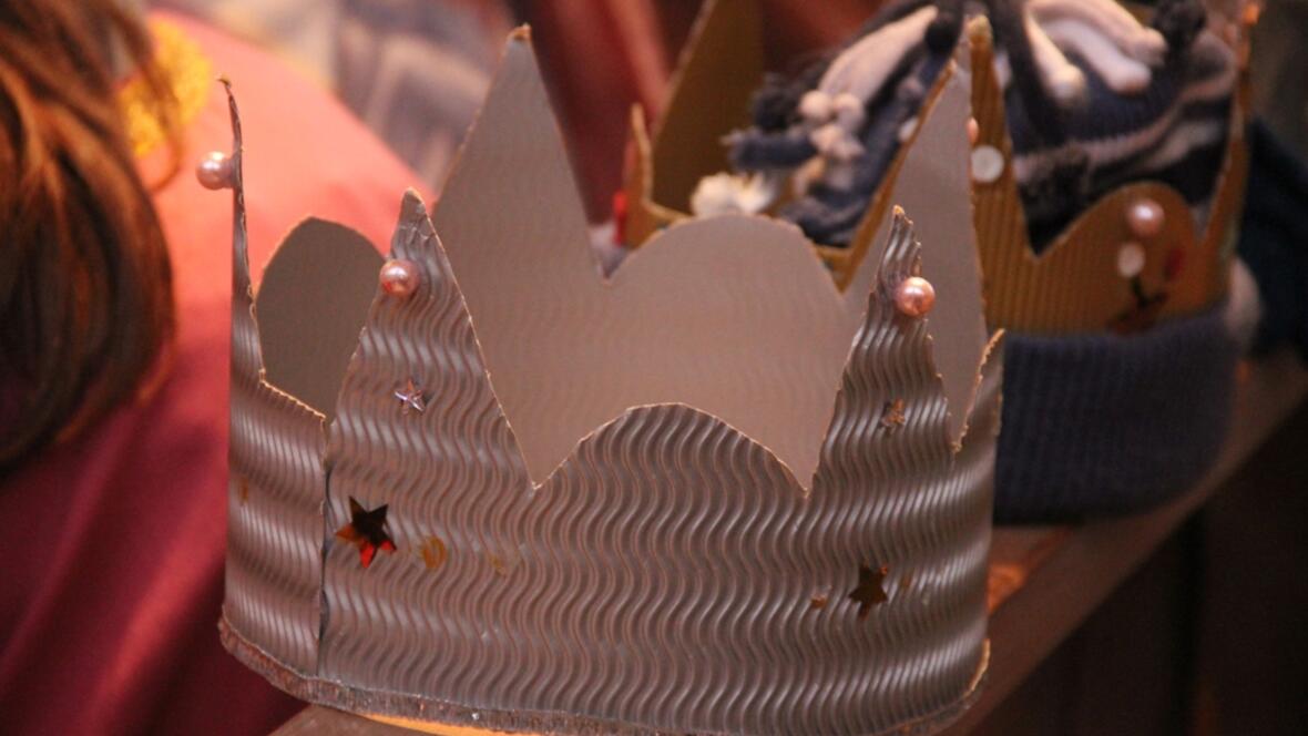 Als Könige mit Kronen bringen die Sternsinger Segen in die Häuser.