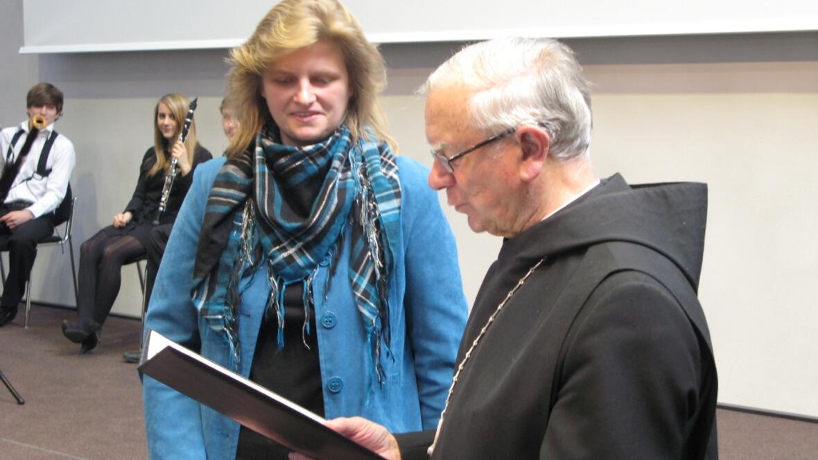 Bischof em. Viktor Josef Dammertz überreicht den Bistumsgeschichtlichen Förderpreis an Dr. Karina Garhammer. 