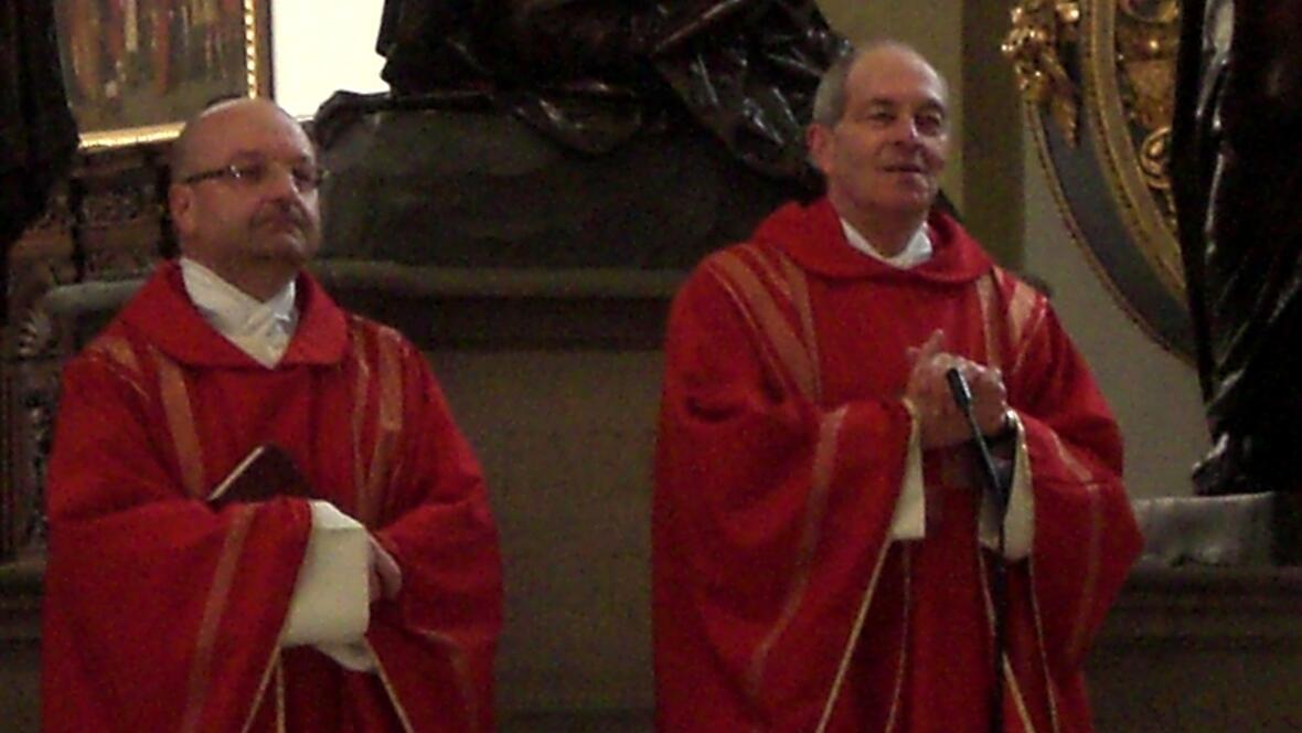 Der Leiter des Amtes für Kirchenmusik, P. Stefan Kling (links), zusammen mit Domkapitular Franz-Reinhard Daffner während der Heiligen Messe in der Basilika St. Ulrich und Afra. 