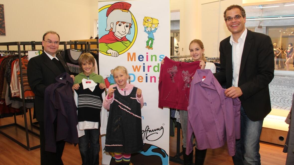 Domkapitular Dr. Bertram Meier und Geschäftsführer der aktion hoffnung Gregor Uhl (rechts) freuen sich über viele Kleiderspenden. 