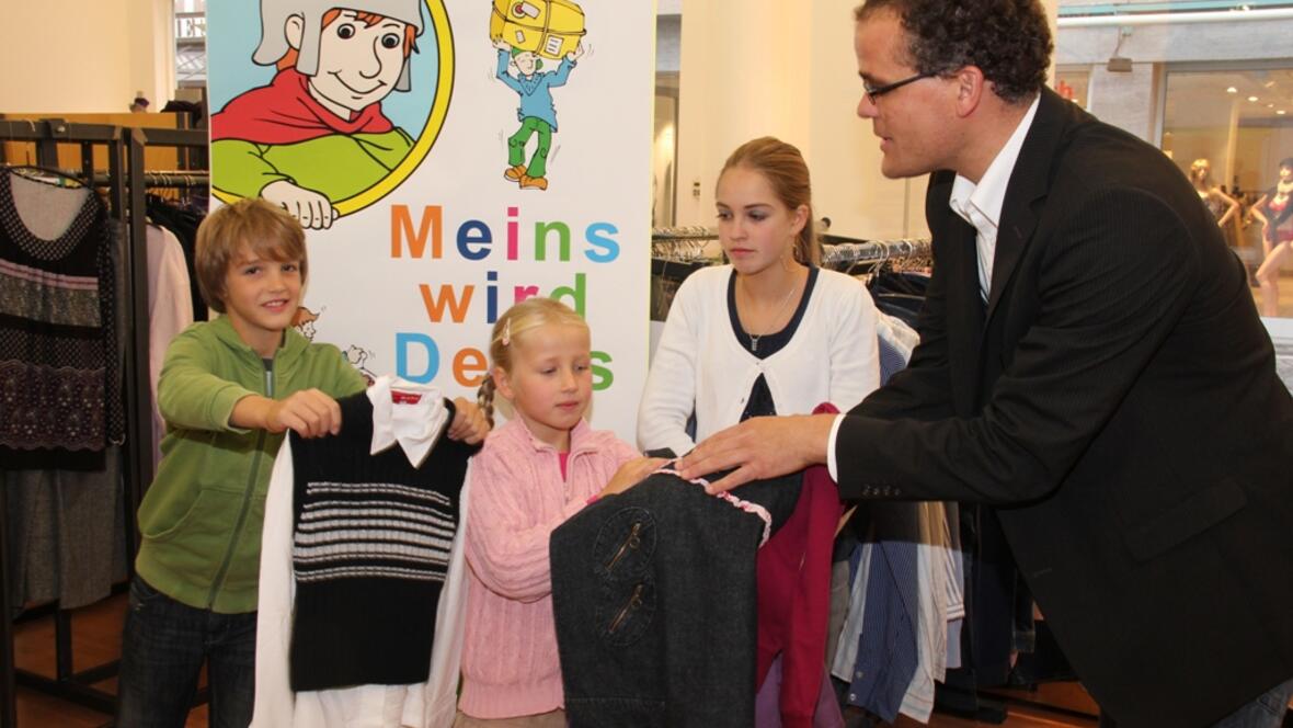 Jurek, Raja und Valeska Kolbe (v.l.) "teilen" ihre Kleidung mit Gregor Uhl. 