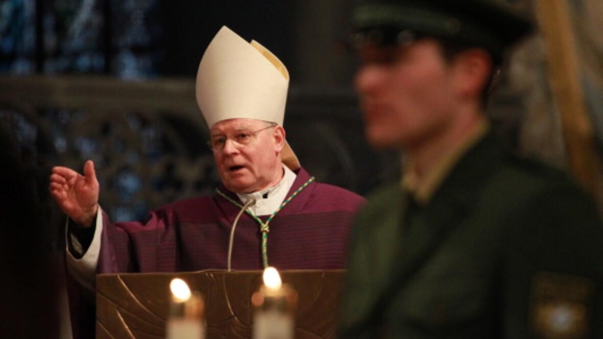 Bischof Konrad Zdarsa zelebrierte das Requiem für den ermordeten Polizisten Matthias Vieth. 