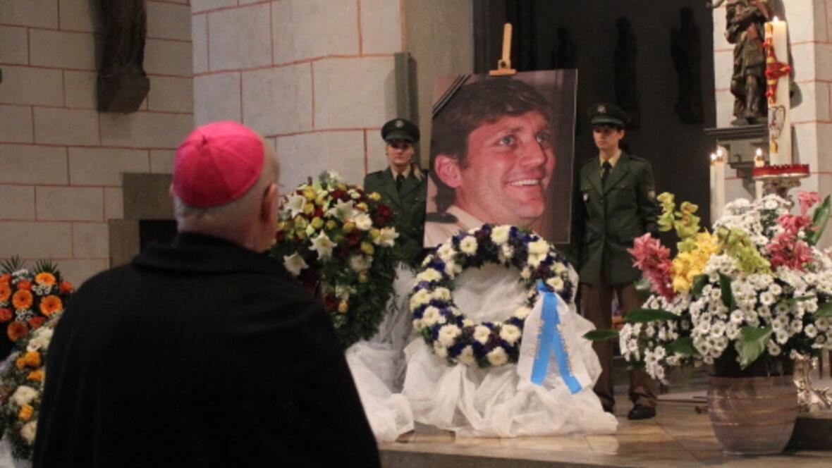 knapp-2000-menschen-nehmen-abschied-von-getoetetem-polizisten605620