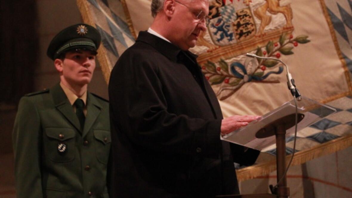 Innenminister Joachim Hermann spricht zu den trauernden Angehörigen, Arbeitskollegen und Gästen im Hohen Dom zu Augsburg.  