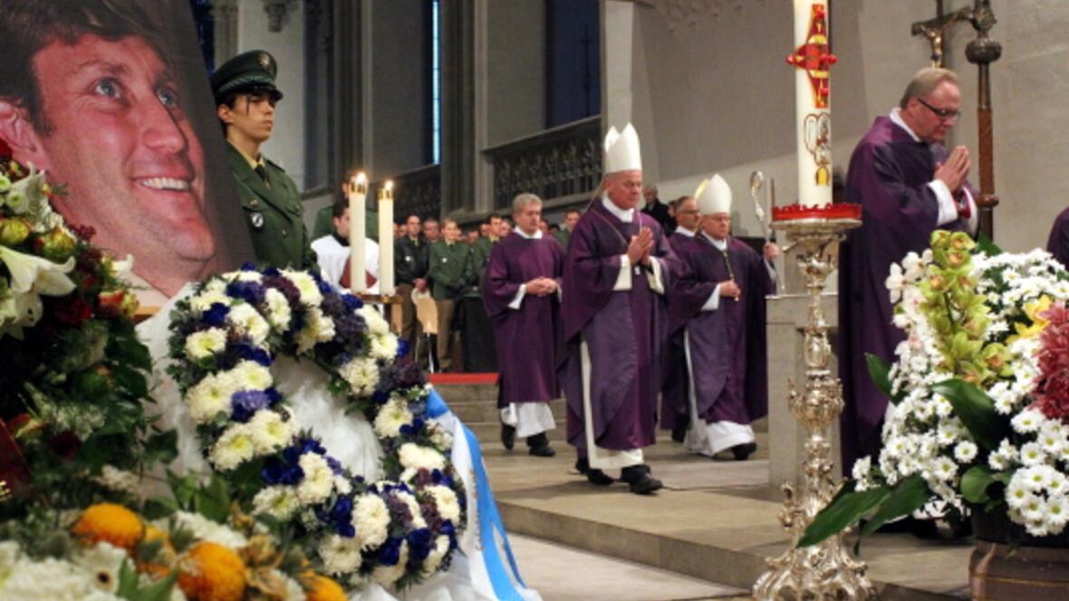 knapp-2000-menschen-nehmen-abschied-von-getoetetem-polizisten605626