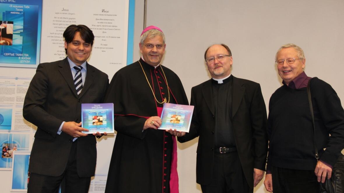 Die neue zweisprachige Broschüre "Taufe" wurde während des Festaktes vorgestellt. 