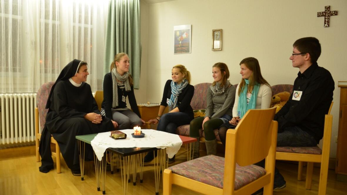 Jugendliche Frauen und Männer unterhalten sich über Fragen christlichen Glaubens beim Jugendalphakurs im Haus St. Hildegard.