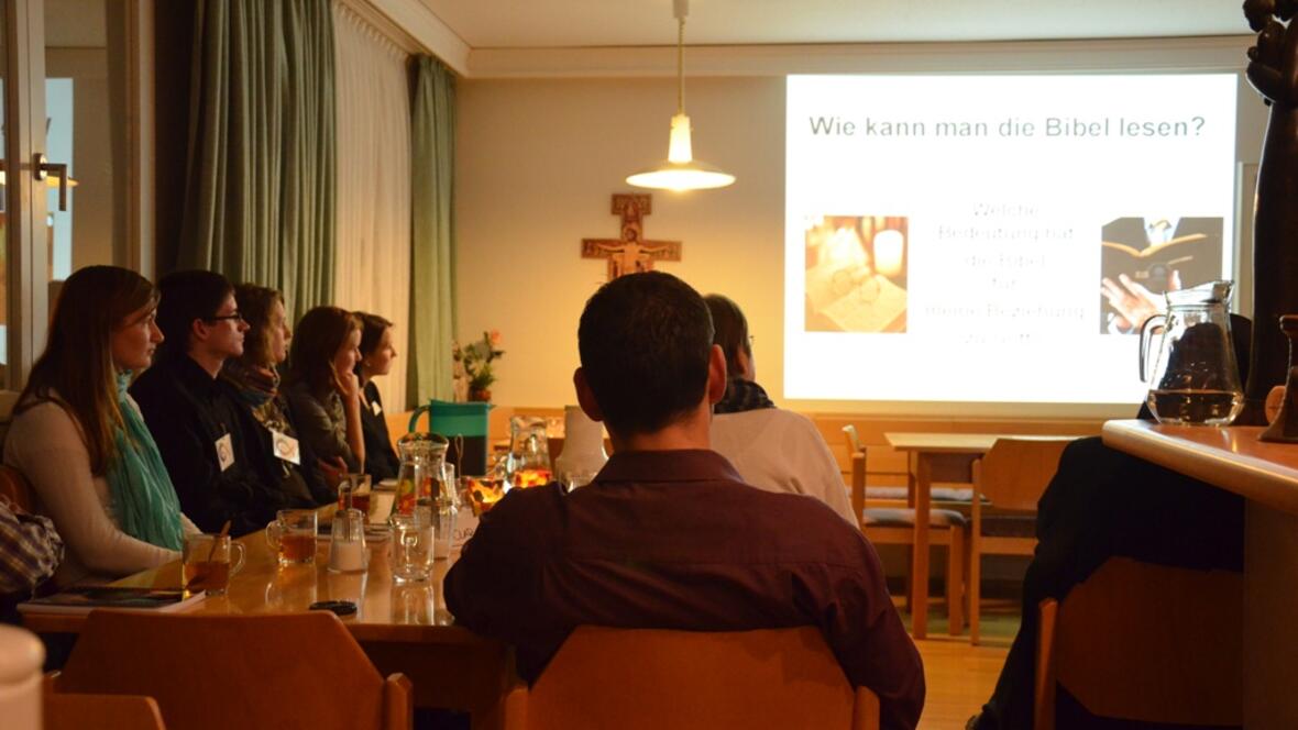 Die Jugendlichen hören gespannt zu beim Impuls zum Thema "Bibel lesen".