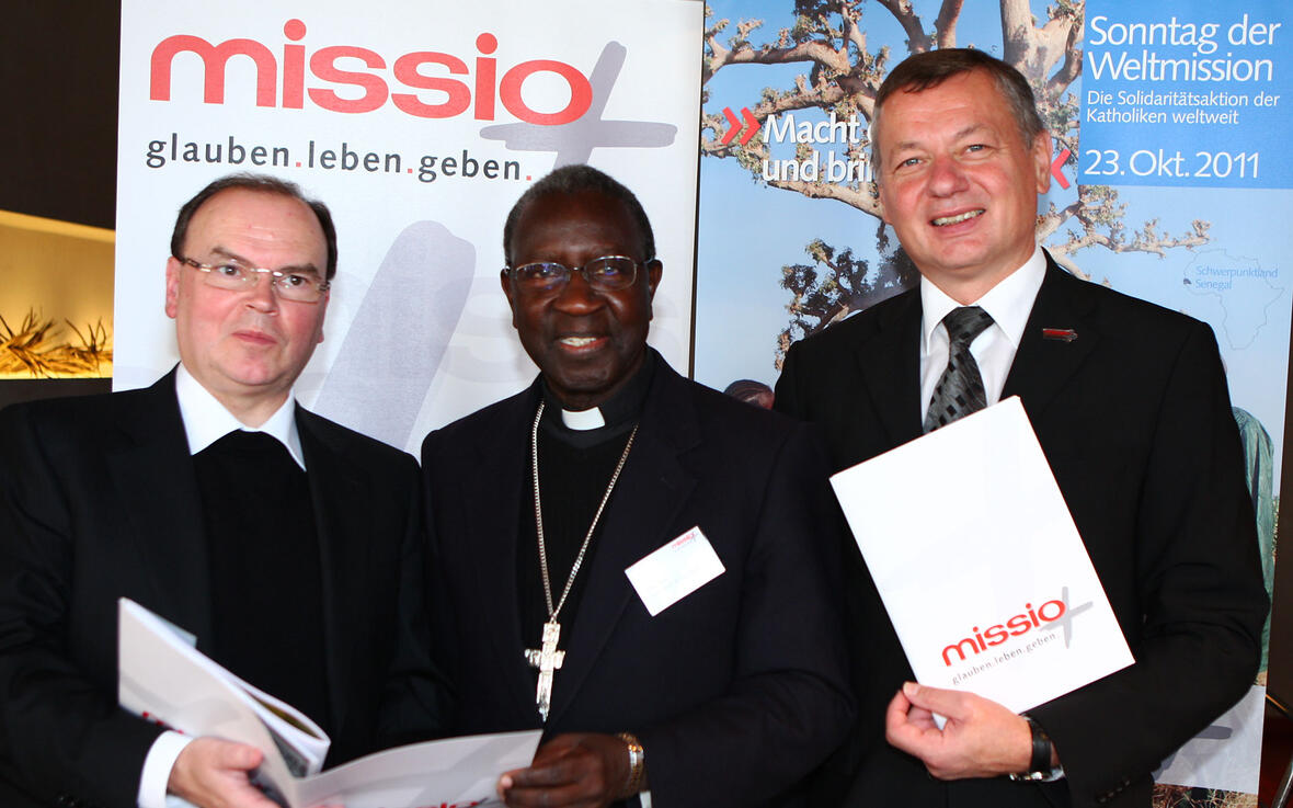 v.l. Domkapitular Prälat Dr. Bertram Meier begrüßte Kardinal Théodore-Adrien Sarr aus dem Senegal und der Präsident von Missio Bayern, Pater Eric Englert OSA. Foto: Uli Ertle/missio