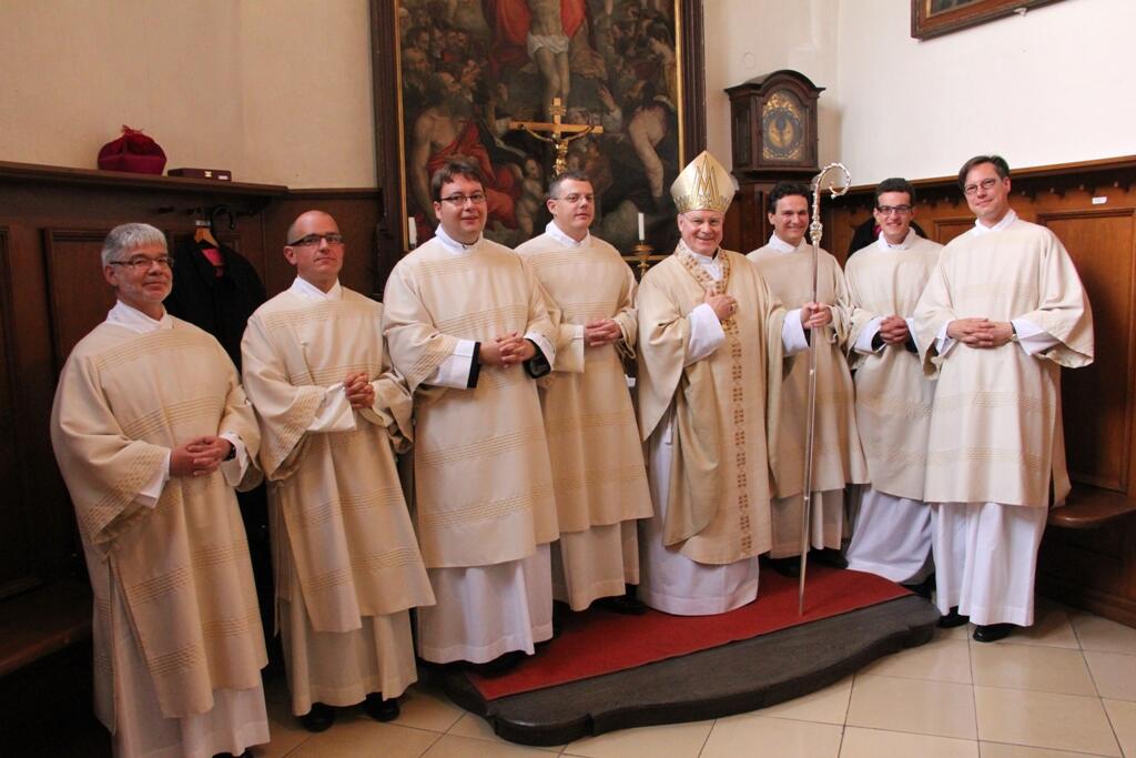 Die neugeweihten Diakone mit Bischof Konrad Zdarsa