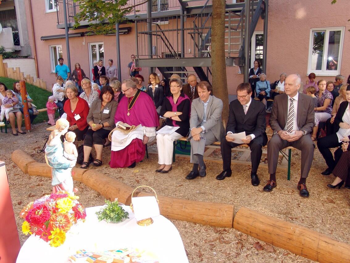 Generalvikar Karlheinz Knebel segnete die neuen Räume des SkF. Foto: SkF.