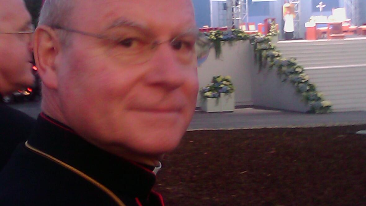 Bischof Konrad Zdarsa wartet auf Papst Benedikt XVI. in Etzelsbach zusammen mit 90.000 Pilgern. 