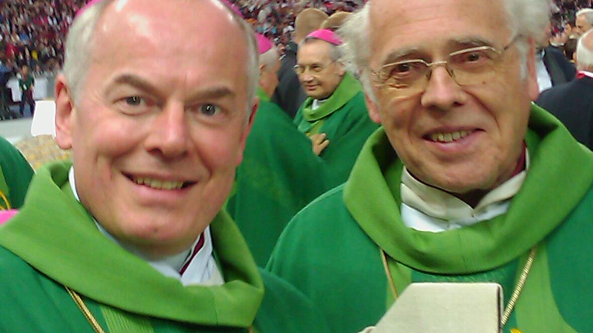 Weihbischof Josef Grünwald (rechts) und Weihbischof Dr. Dr. Anton Losinger im Olympiastadion in Berlin. 