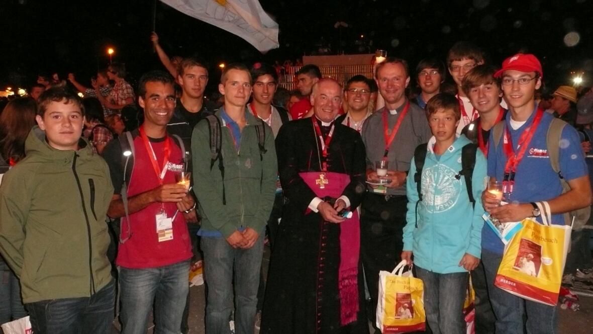 Die Jugendlichen des Offenen Seminars freuten sich auch über die Begegnung mit Weihbischof Dr. Dr. Anton Losinger in Freiburg. Fotos: OS