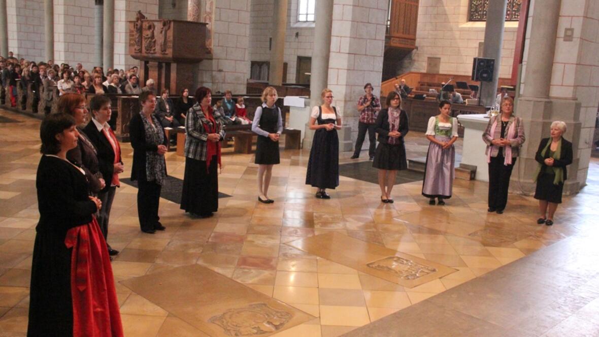 Diese elf jungen Frauen wurden zum Dienst als Pfarrhelfer, Gemeindereferente und Pastoralreferenten in der Diözese Augsburg ausgesandt. 