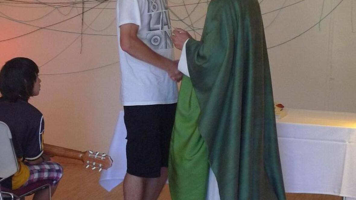 Pfarrer Bernhard Waltner überreichte einigen Jugendlichen das OS-Kreuz.