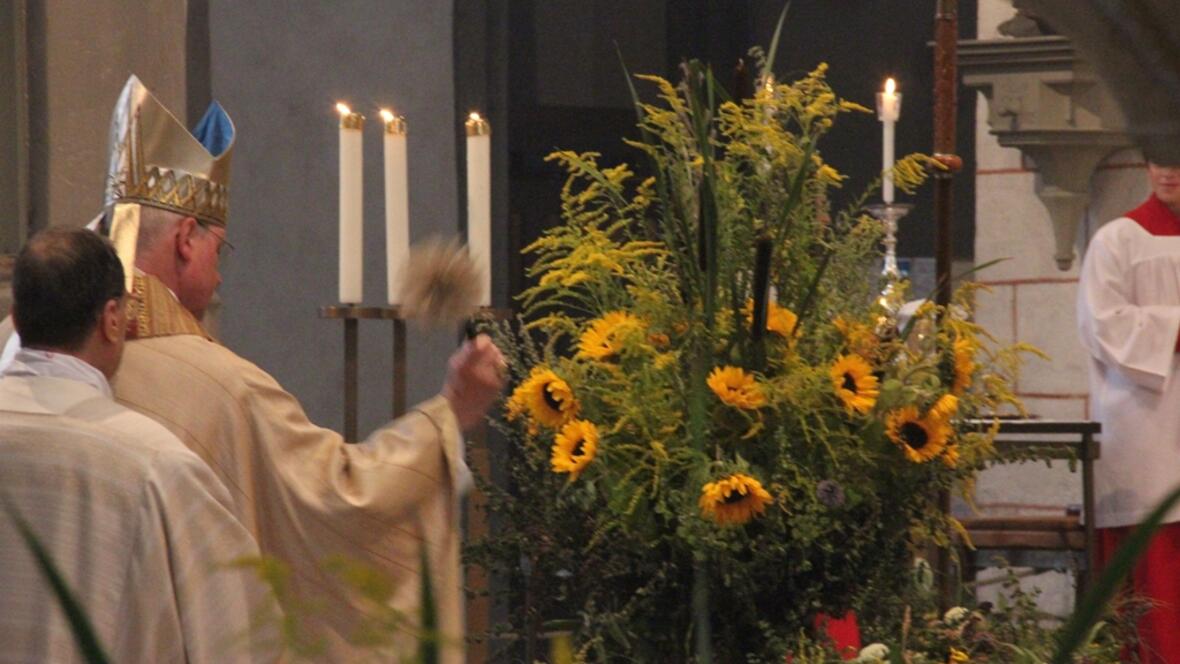 Bischof Konrad Zdarsa segnete die Kräuterbuschen.